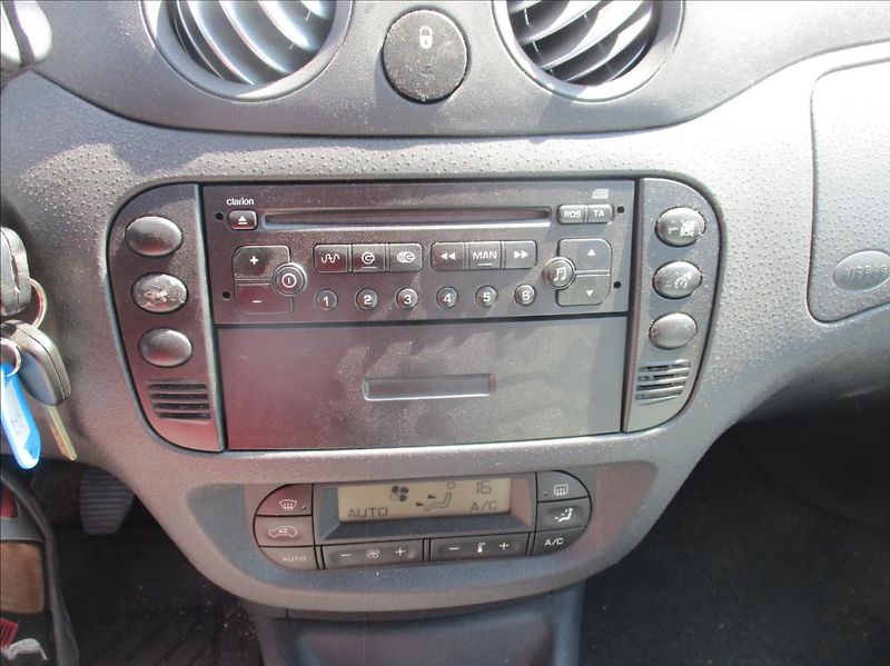 Citroën C3 1,4 i Exclusive, klima,servis, - fotka 13 z 29