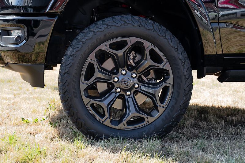 Dodge RAM (2023) 1500 5.7 HEMI V8 LIMITED/NIGHT - fotka 7 z 24
