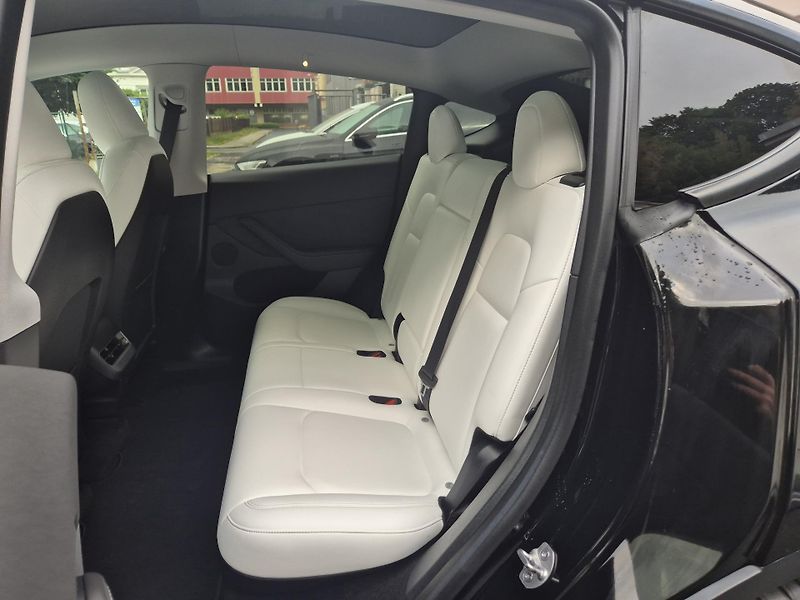 Tesla Model Y RWD 220kw TZ 92,5 % - fotka 42 z 48