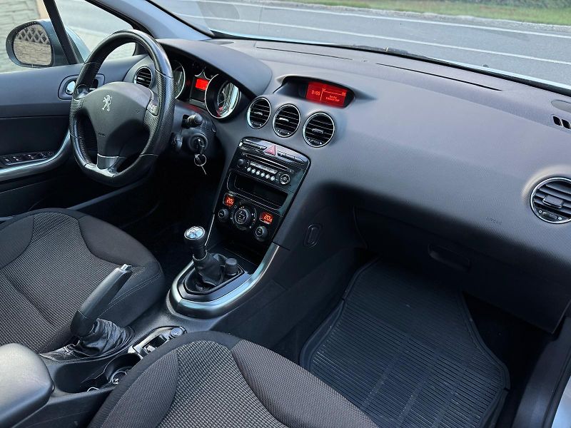 Peugeot 308 1.6i 1.MAJITEL ČR GARÁŽOVÁNO - fotka 11 z 26