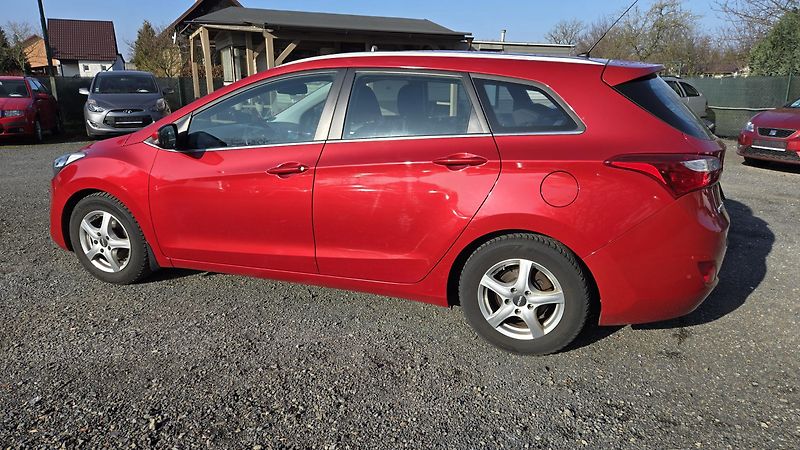 Hyundai i30 1.6GDI STYLE  99KW - fotka 12 z 44