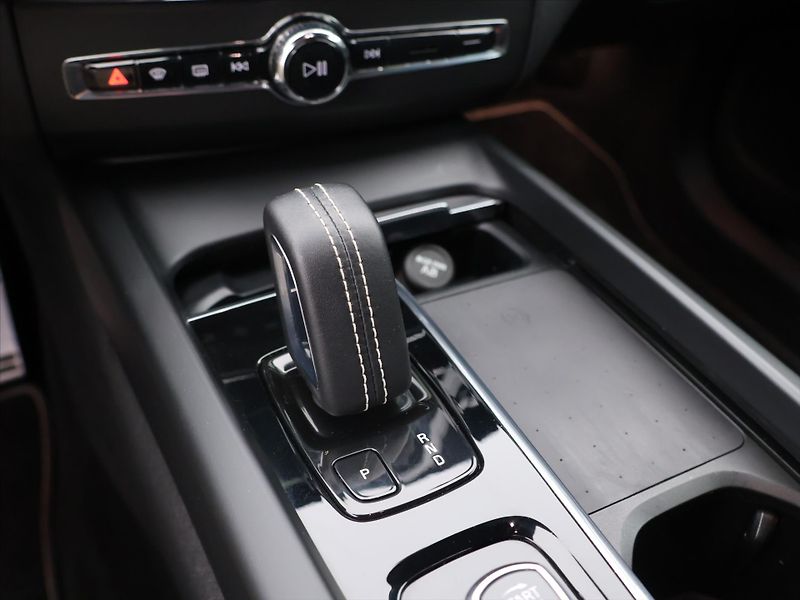 Volvo XC60 2.0 B4 145kW R-Design CZ Aut. - fotka 25 z 35