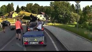 Z motorky saltem na střechu auta. Nehoda z Chotěvic hitem internetu