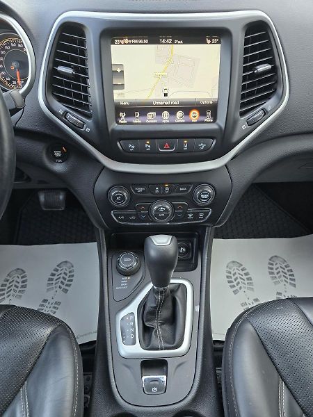 Jeep Cherokee 147kW 4x4 LIMITED KŮŽE NAV - fotka 14 z 49