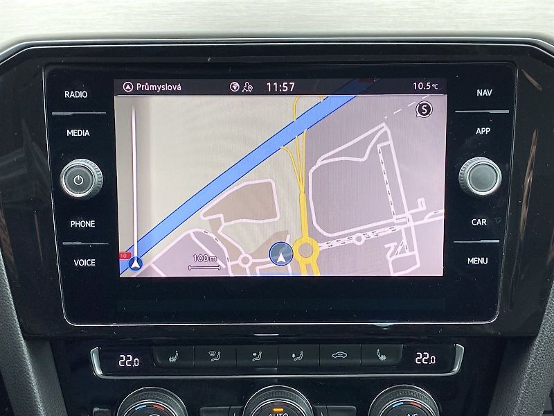 Volkswagen Passat (2019) 2.0 TDI DSG - fotka 13 z 34