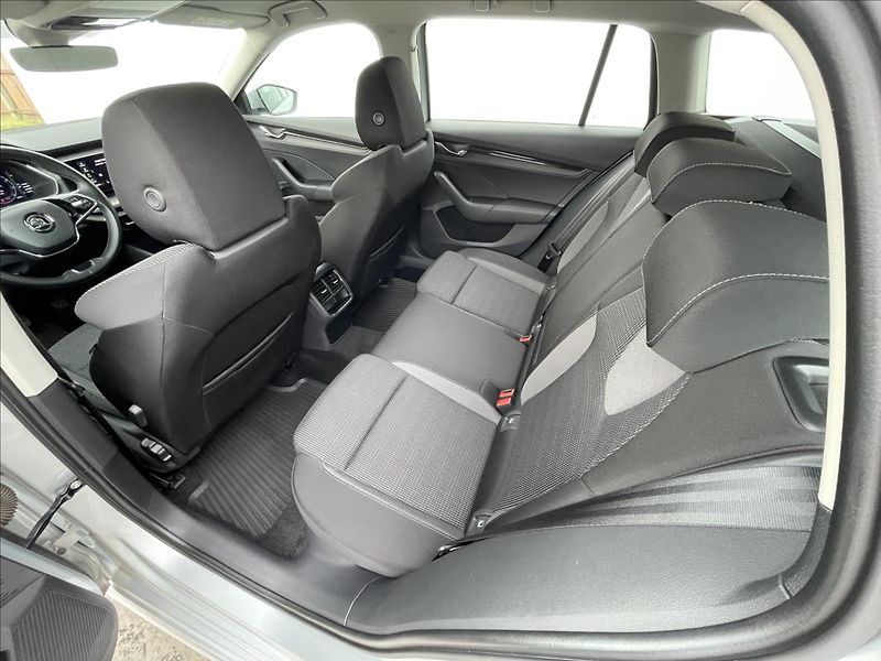 Škoda Octavia 2,0 TDI Combi Ambition Plus - fotka 17 z 22