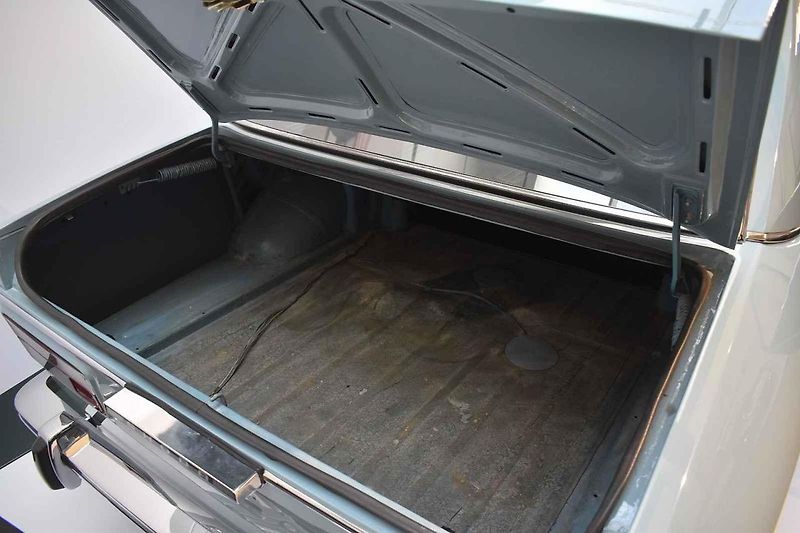 Sedan Škoda 720 je kompletní a provozuschopný