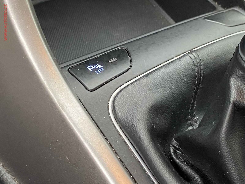 Hyundai i30 (2016) 1.6 GDi, ČR, autoAC - fotka 16 z 17