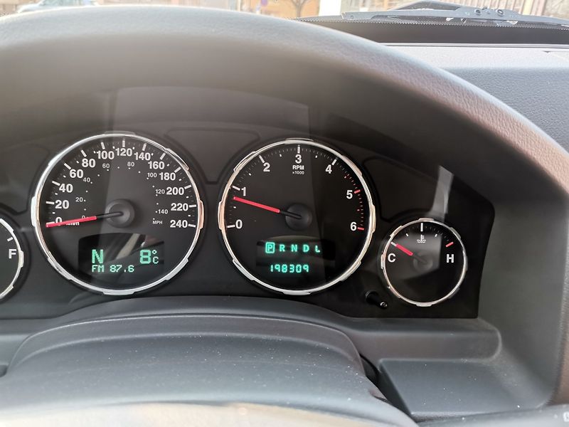 Jeep Cherokee (2009) 2.8CRD 130kw AUT 4x4 Tažné ČR - fotka 12 z 31