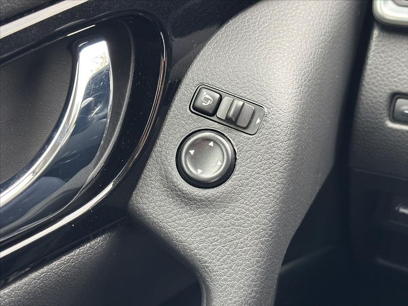 Nissan Qashqai 1,3 DIG-T Acenta VÝHŘEV KAMERA - fotka 25 z 37