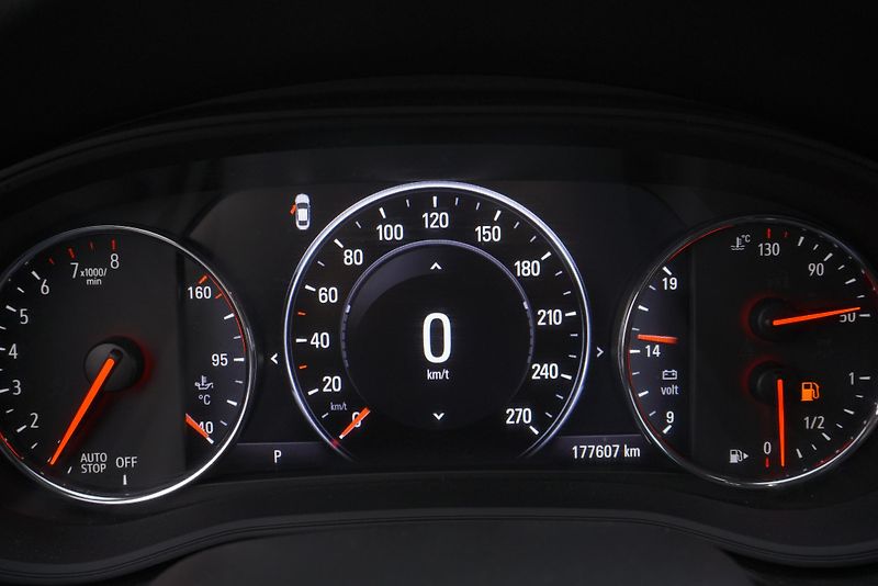 Opel Insignia (2017) INSIGNIA  2,0T154kW SPORTS 4x4 - fotka 20 z 30