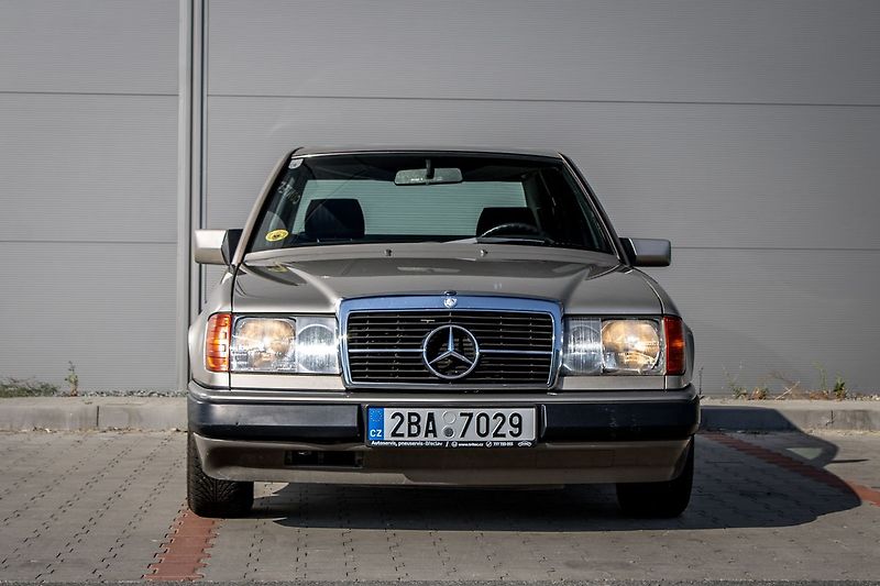 Mercedes-Benz Třídy E 124 C - fotka 2 z 23
