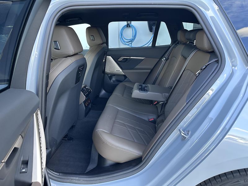 BMW Řada 5 540d xDrive Touring M-Sport - fotka 8 z 35
