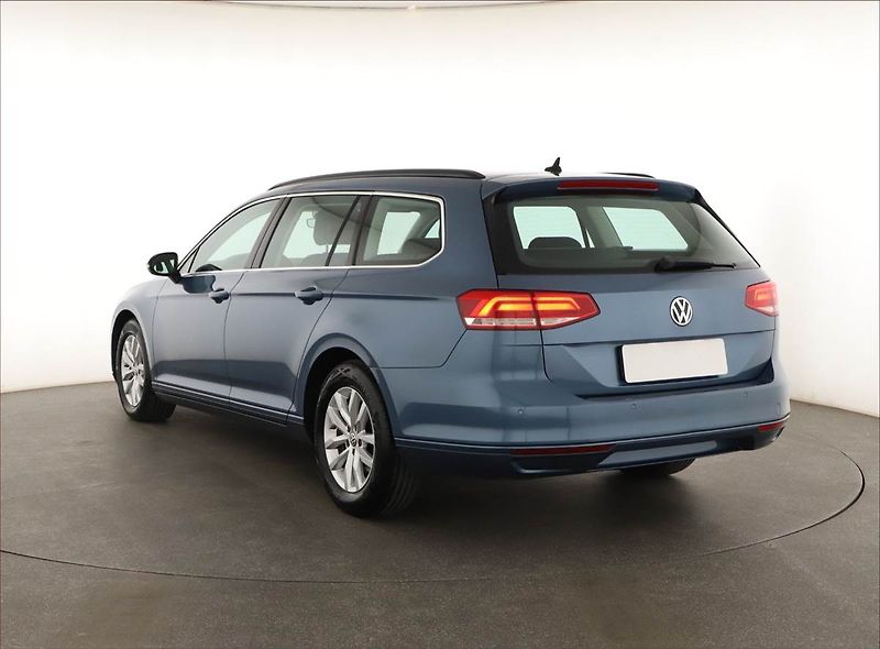Volkswagen Passat (2015) 2.0 TDI, Automat, Navi - fotka 4 z 20