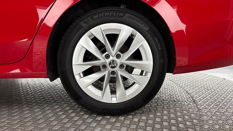 Škoda Octavia 2.0 TDI DSG Style Combi - fotka 19 z 27