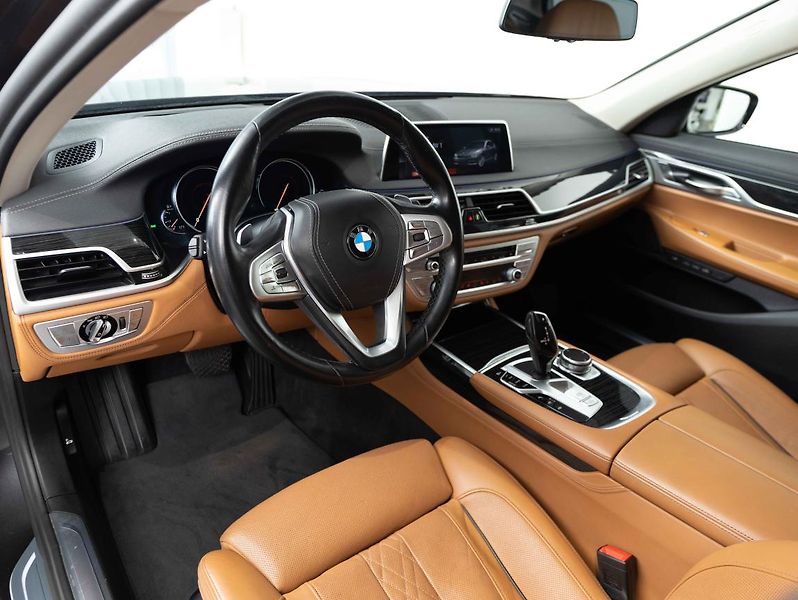 BMW Řada 7 740d xDrive - fotka 11 z 22
