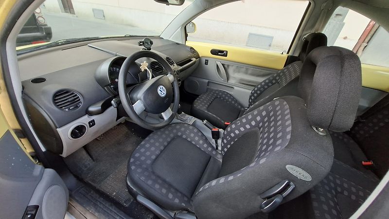 Volkswagen New Beetle (1999) - fotka 11 z 14