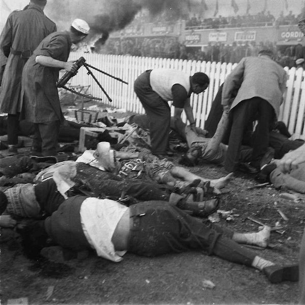 Le Mans 11. června 1955, okamžiky po katastrofě. Po nehodě závod i přes chaos pokračoval, protože funkcionáři se obávali, že hromadný odchod diváků by zablokoval cesty a na místo by se nedostali záchranáři.