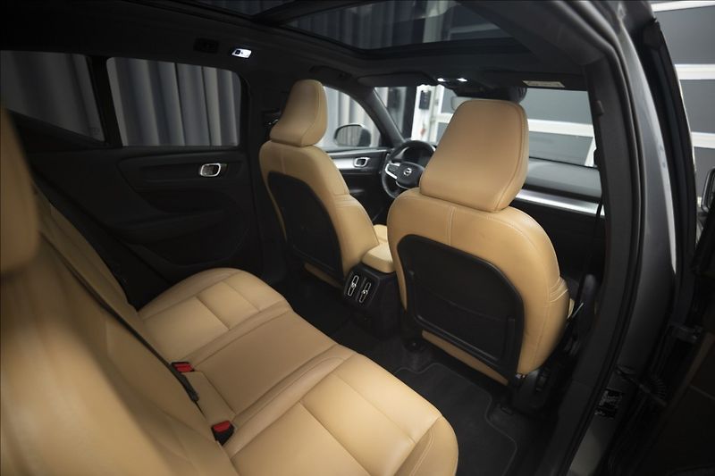 Volvo XC40 2,0 D4 AWD NAVI KAMERA TAŽNÉ - fotka 13 z 46