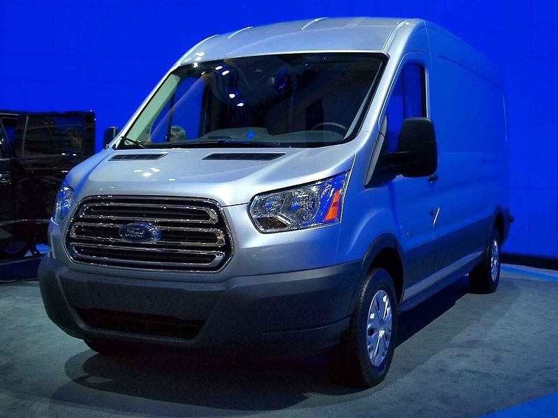 Legendární Ford Transit si zahrál hlavní roli v nové rodinné komedii. Na snímku je herec Lukáš Příkazký při natáčení jedné ze scén.