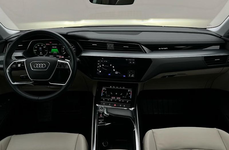 Audi Q8 e-tron 55 Quattro Kam. Bílý interiér - fotka 6 z 27