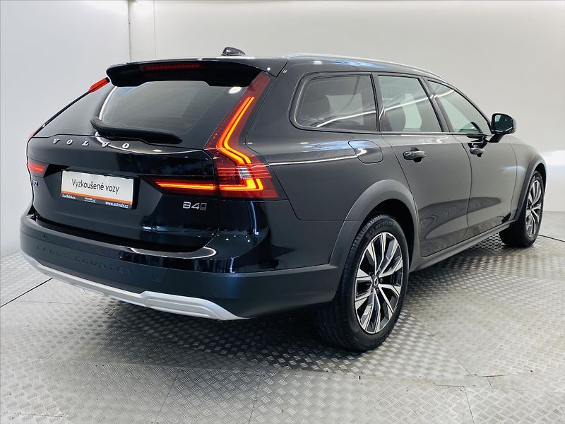 Volvo V90 B4 AWD Cross Country - fotka 2 z 25