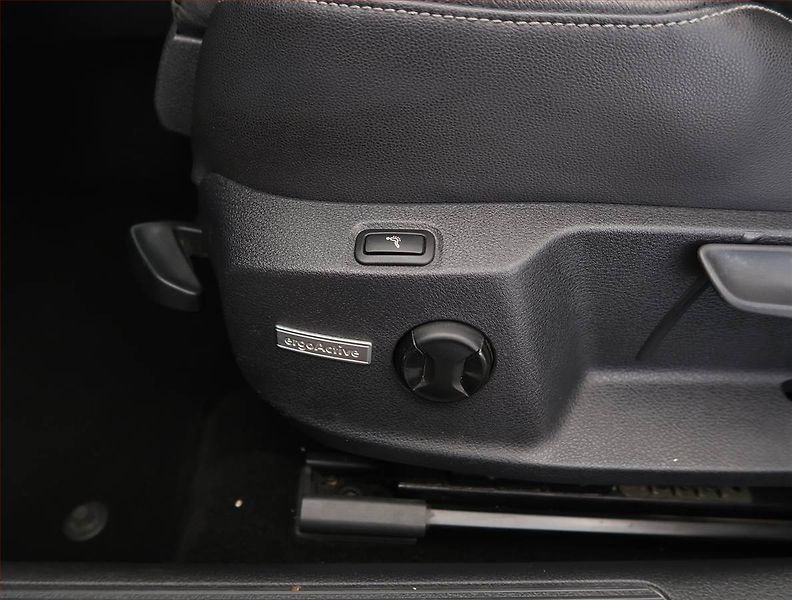 Volkswagen Golf (2015) 1.6 TDI, Automat, Serv.kniha - fotka 19 z 22