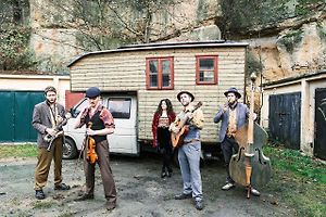 Volkswagen Transportér T4 s dřevěnou nástavbou a u něj skupina Der Schenster Gob.