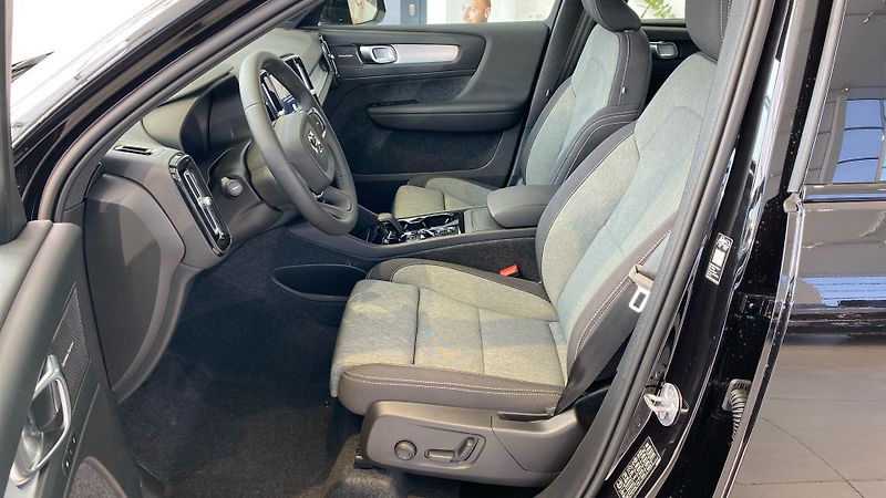 Volvo XC40 (2026) PLUS BLACK EDITION, B4 FWD, 14 - fotka 8 z 14