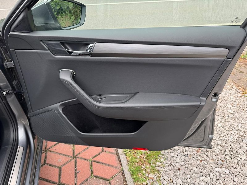 Škoda Superb 2.0 STYLE 1.MAJ ČR DPH KŮŽE - fotka 24 z 26