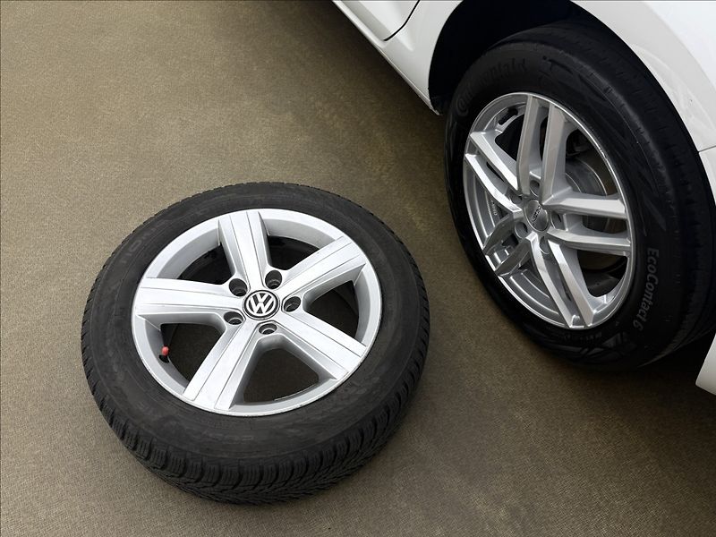 Volkswagen Golf 1,6 DSG DPH HIGHLINE 2XKOLA ČR - fotka 39 z 41