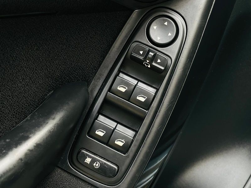 Citroën C4 Picasso 1.6i 88KW MANUÁL LED SENZORY - fotka 31 z 44