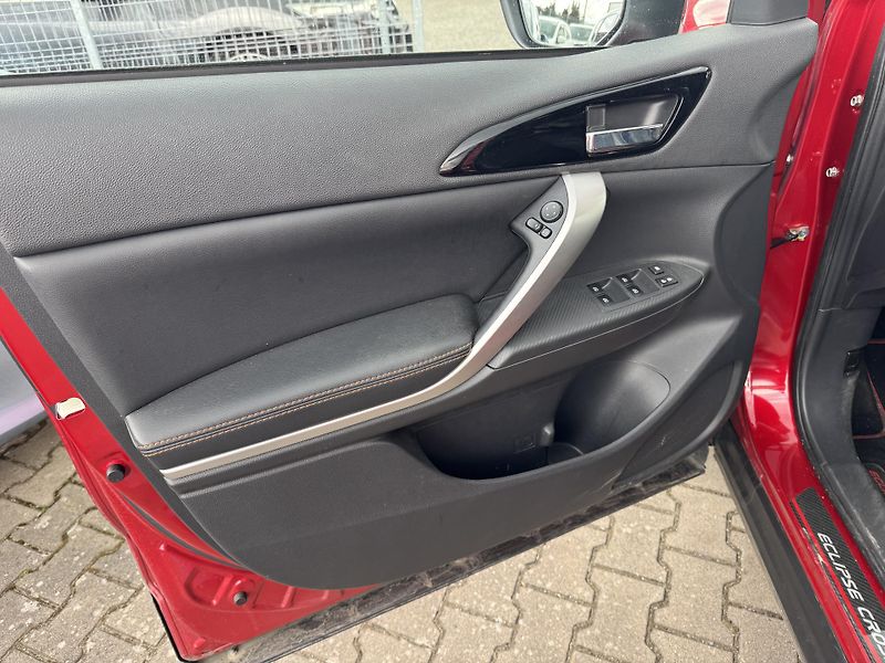 Mitsubishi Eclipse Cross Turbo CVT 4x4 INSTYLE - fotka 7 z 13