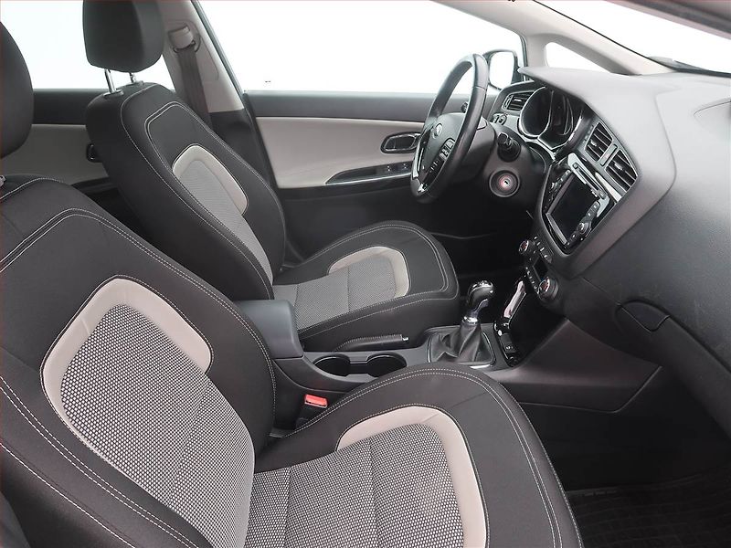 Kia Ceed (2016) 1.6 CRDi, Serv.kniha, Navi - fotka 9 z 16