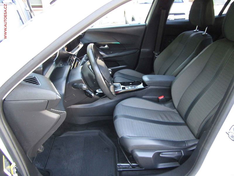 Peugeot 2008 (2021) 1.2 PT, ČR, LED - fotka 9 z 18