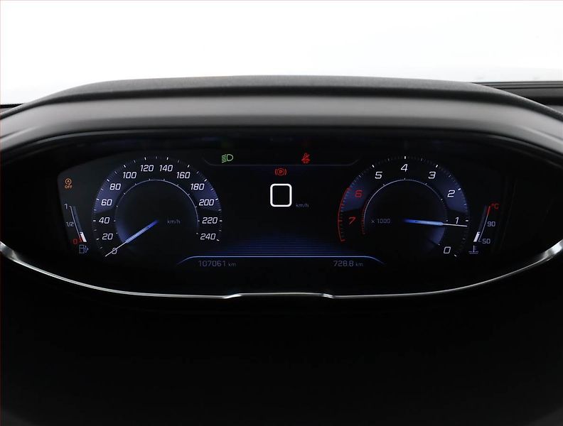 Peugeot 3008 (2018) Active Pack 1.2 PureTech - fotka 9 z 15