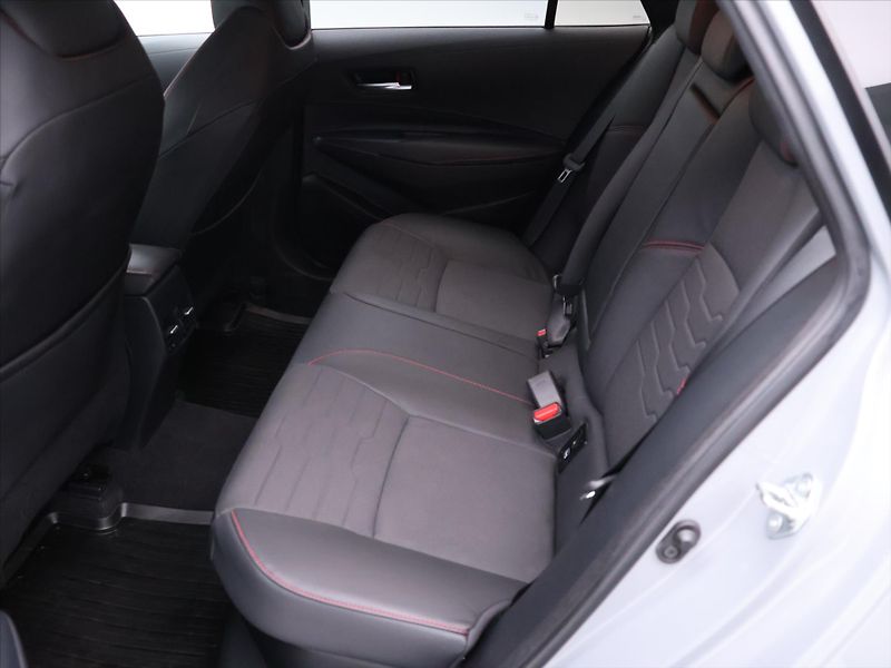 Toyota Corolla 1,8 HB Executive Aut. DPH CZ 1 - fotka 13 z 29