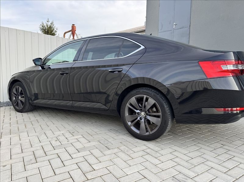 Škoda Superb 1,6 TDI Navi TZ park. kamera - fotka 18 z 50