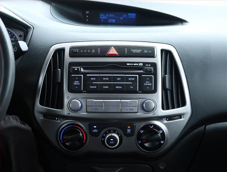 Hyundai i20 (2013) 1.2, nová STK, zamluveno - fotka 12 z 14