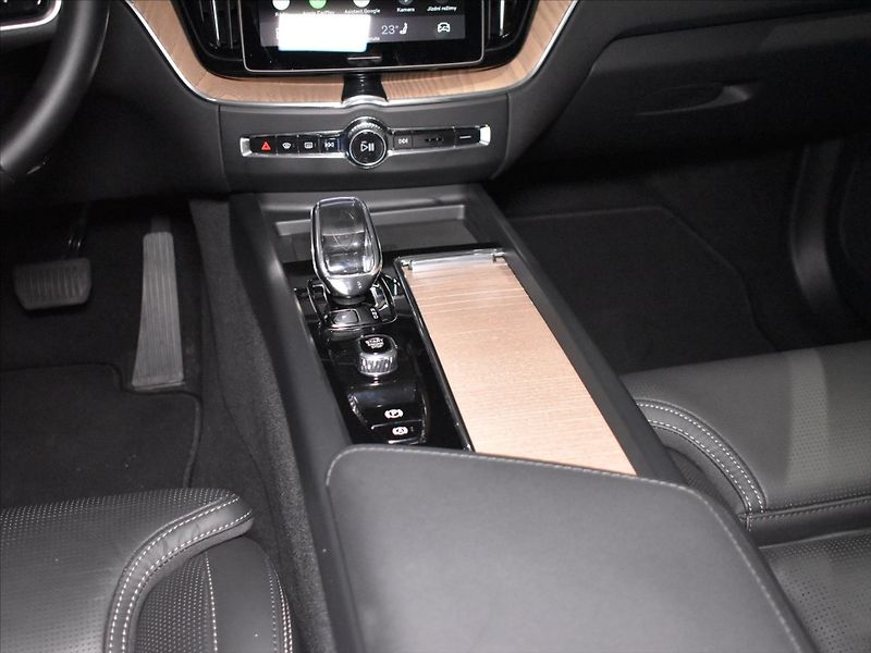 Volvo XC60 2,0 B5 AWD Ultra Pano,vzduch - fotka 16 z 22
