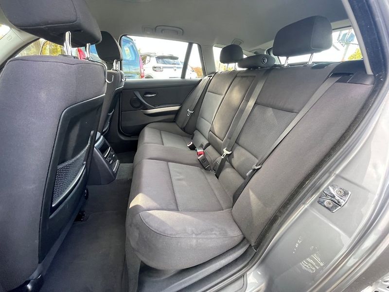 BMW Řada 3 320d Touring - fotka 14 z 30