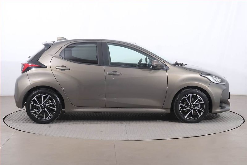 Toyota Yaris (2023) 1.5 VVT-i Hybrid, Automat - fotka 6 z 20