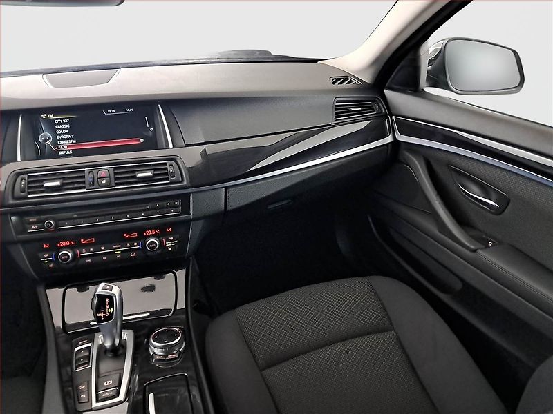 BMW Řada 5 (2014) 525d xDrive, 4X4, Automat - fotka 8 z 24