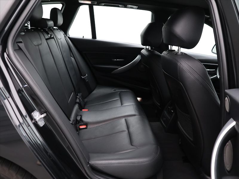 BMW Řada 3 3,0 330d xDrive 190kW M-paket - fotka 14 z 35