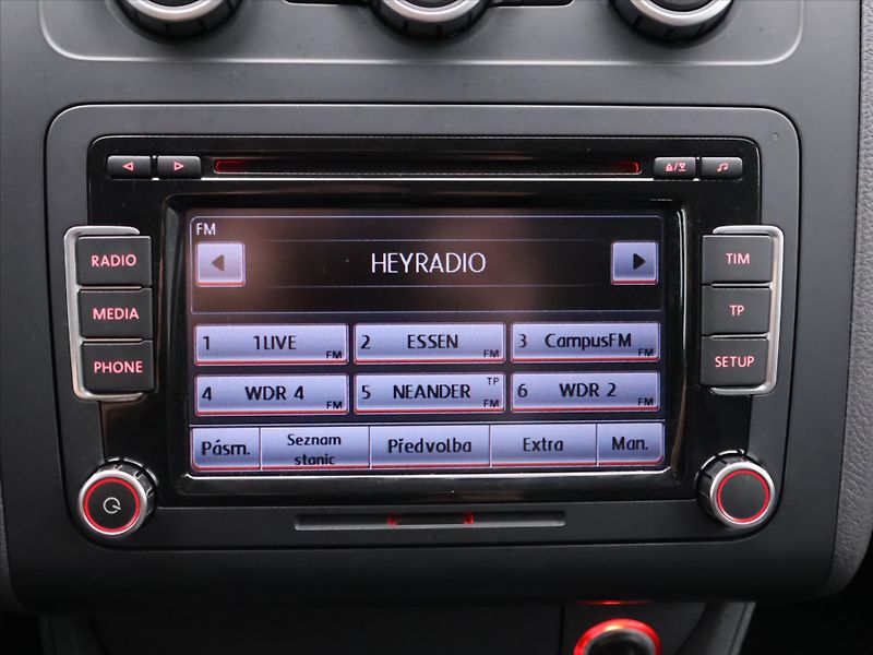 Volkswagen Touran 1,2 TSI Match 7-Míst Serv.knih - fotka 24 z 35