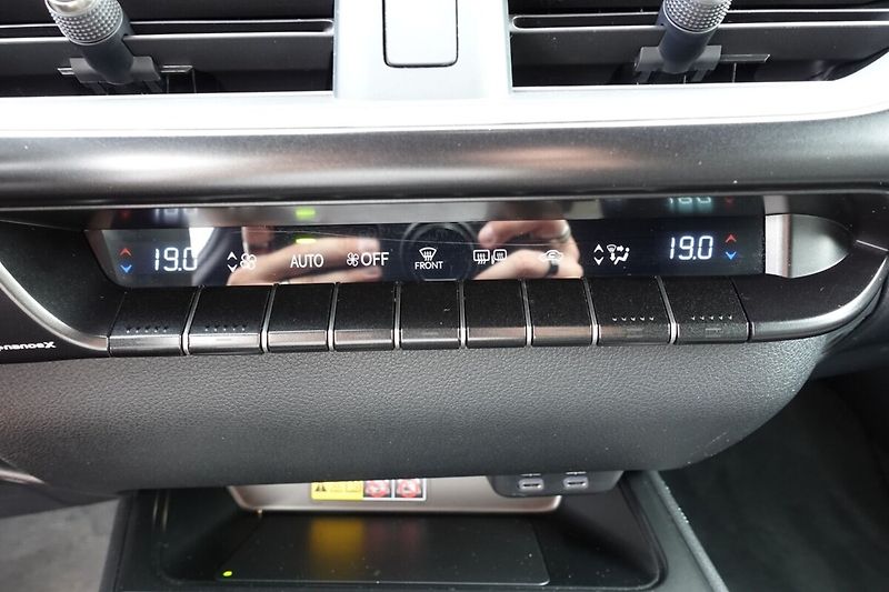 Lexus UX 300h UX300h 2,0 HEV Business Tech - fotka 23 z 34