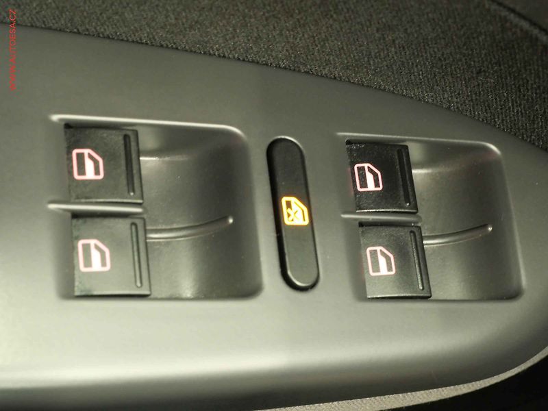 Volkswagen Touran (2008) 1.6i - fotka 14 z 22