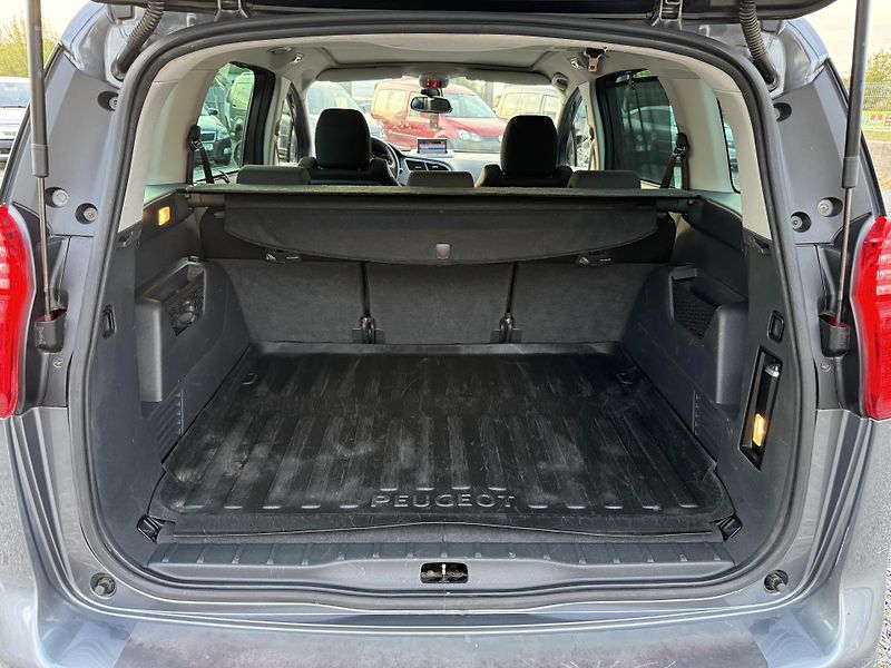 Peugeot 5008 2.0HDi 110kW Navi Panorama - fotka 20 z 20
