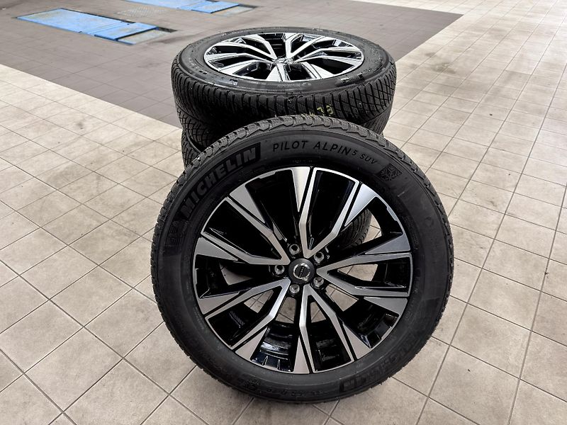Volvo XC60 T8 AWD RECH.*ULTRA / REZERVACE - fotka 2 z 62