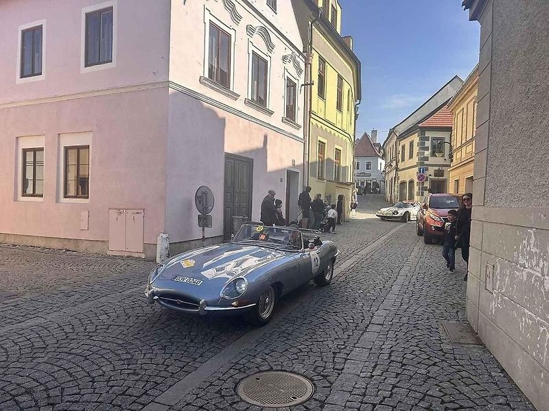 Michal a Jonáš Pavlíčkovi na startu. Rallye Spring Classic startovalo v sobotu 12. dubna dopoledne z jihočeského Tábora. Na trasu 231 kilometrů vyrazilo 100 posádek.